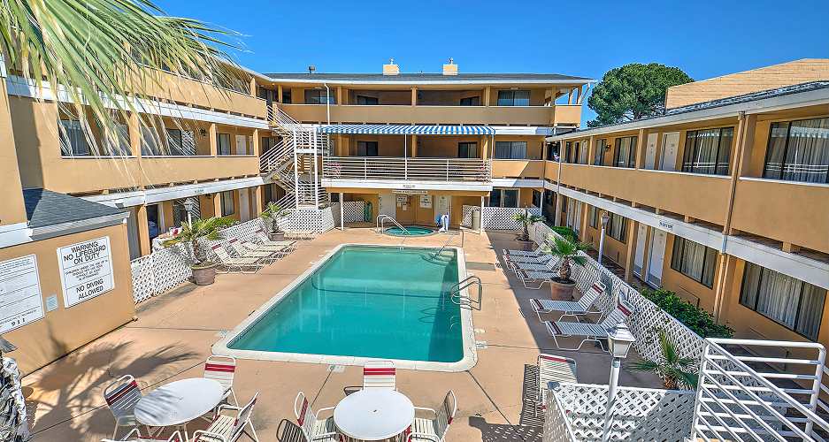  Outdoor Swimming Pool