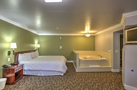 Suite with Fireplace & Jet Tub